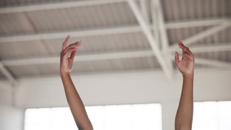 danza, creativa y manos en el aire en un estudio