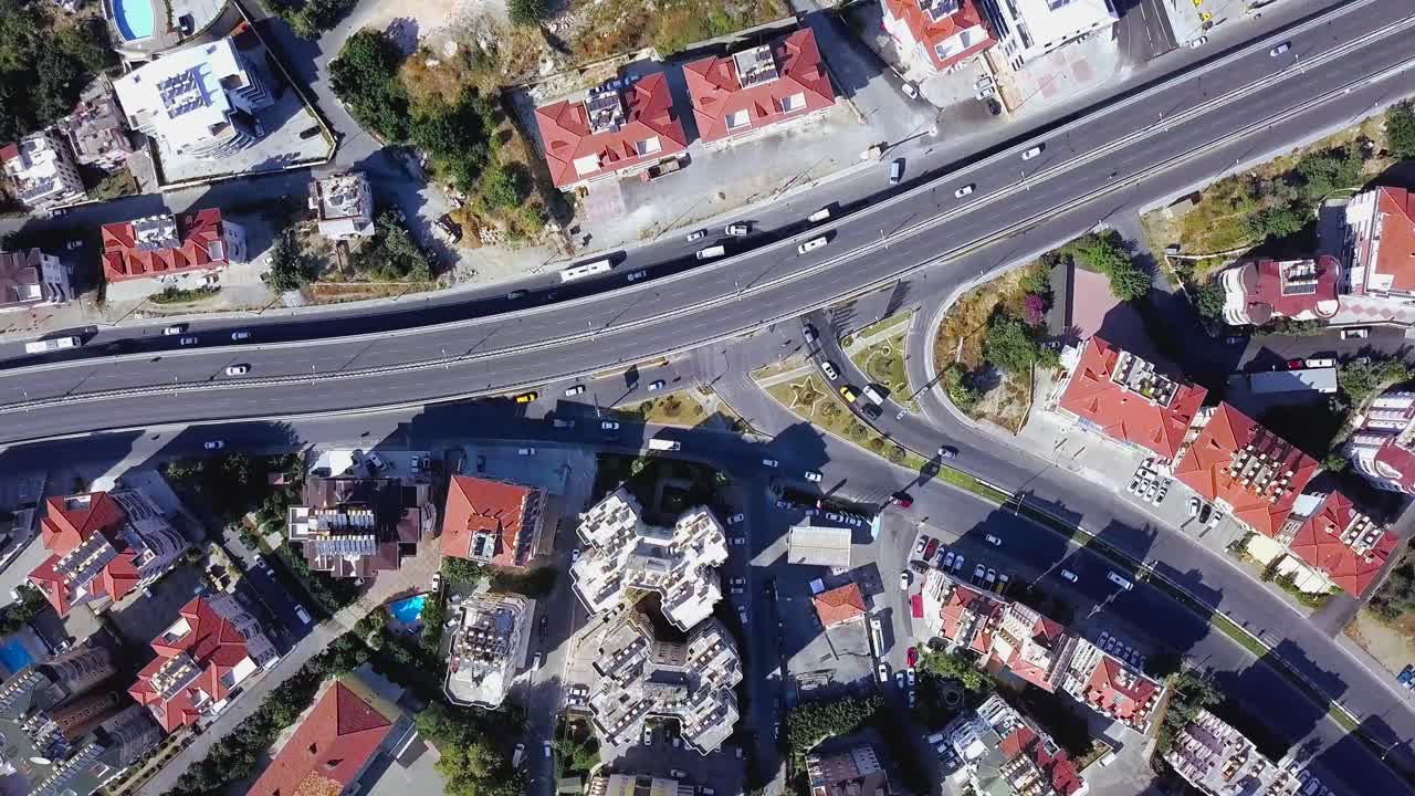 주거 건물 과 교차 하는 도시 의 공중 사진