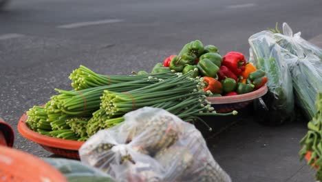 Foco-De-Rack,-Varias-Verduras-Para-La-Venta-En-La-Carretera