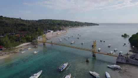 Nusa-Lembongan-Antena-Del-Puente-Y-El-Arrecife-En-Un-Día-Caluroso-Y-Soleado