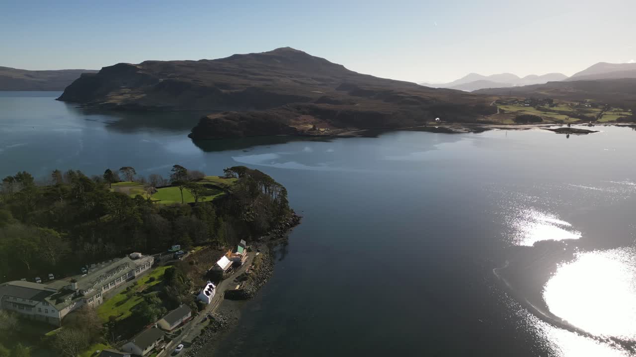 반짝이는 항구를 가로질러 스코틀랜드 스카이 섬의 포트리 섬을 향해 이동합니다.