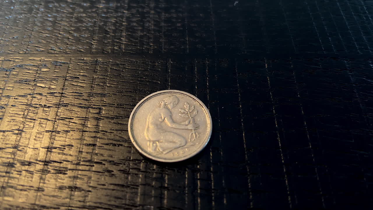 primer plano de la antigua moneda alemana de 50 pfennig con gerda johanna