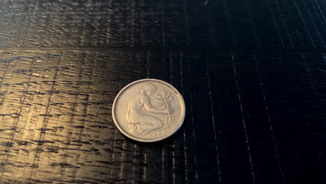 primer plano de la antigua moneda alemana de 50 pfennig con gerda johanna