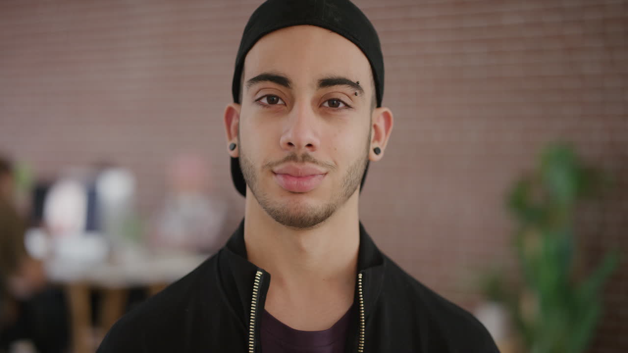 매력적인 젊은 히스패닉 남자의 초상화 미소 행복한 성공적인 학생 자신감있는 독립적인 라이프 스타일을 즐기는 실제 사람들 시리즈