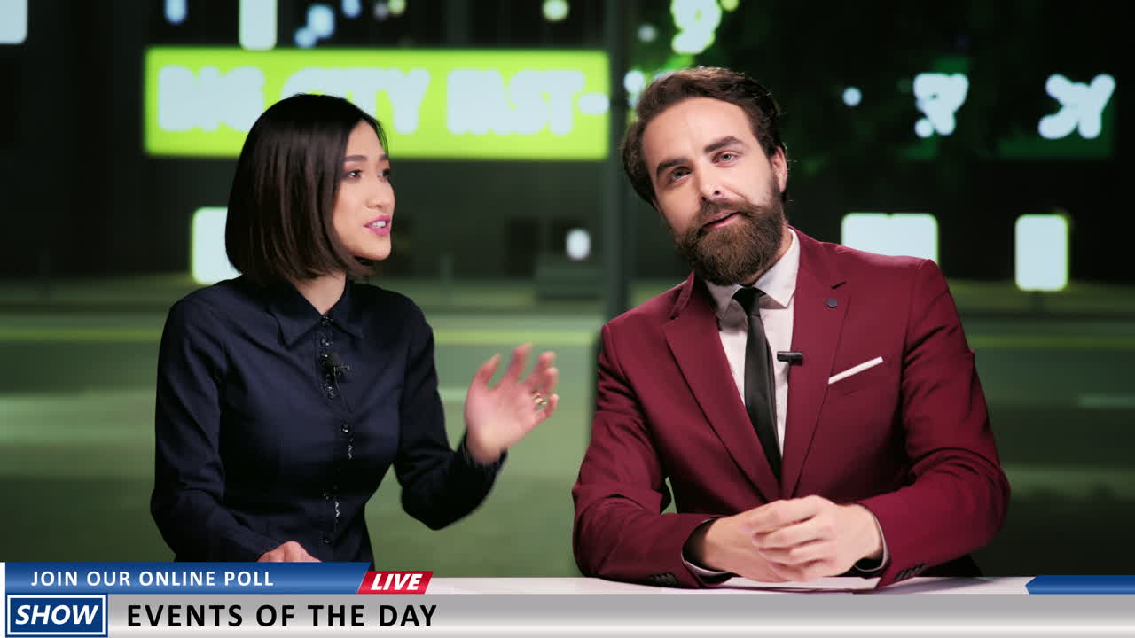 뉴스 캐스터 팀이 tv 프로그램에서 이야기합니다.