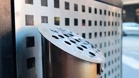 primer plano de un cenicero en un entorno urbano