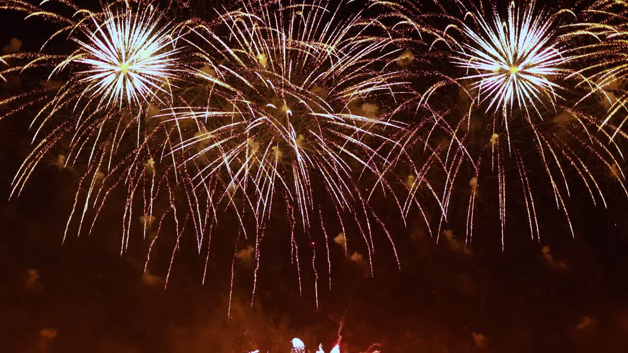 coloridos fuegos artificiales explotando en el cielo nocturno. celebraciones y eventos en colores brillantes.