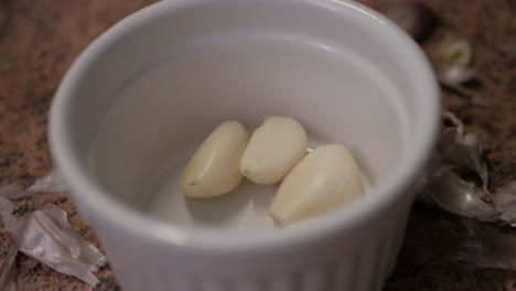 Preparing-garlic-oil-by-putting-the-ingredients-in-a-small-white-cup
