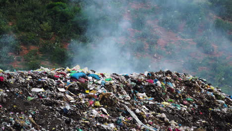 pila de diferentes tipos de grandes basureros, bolsas de plástico y quema de basura cerca de terrazas de arroz, campos agrícolas de mu cang chai, montaña en vietnam en concepto de contaminación ambiental