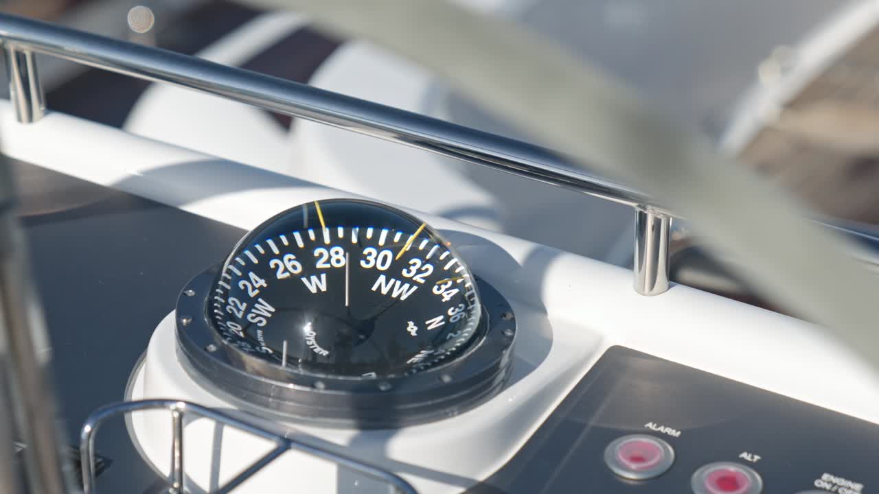 움직이는 요트의 항해에 사용되는 나침반의 클로즈업 보기