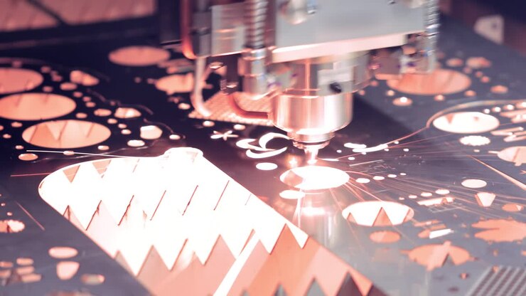 Taglio laser CNC di metallo, moderna tecnologia industriale.