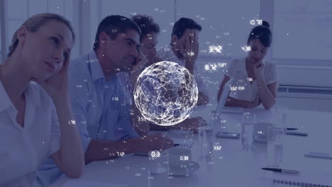 animación del procesamiento de datos y el mundo sobre diversos colegas que trabajan en la oficina
