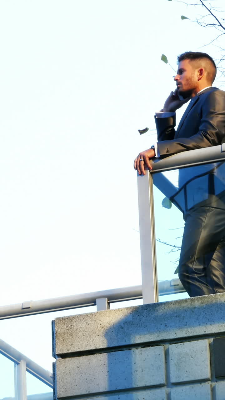 hombre de negocios hablando por teléfono móvil