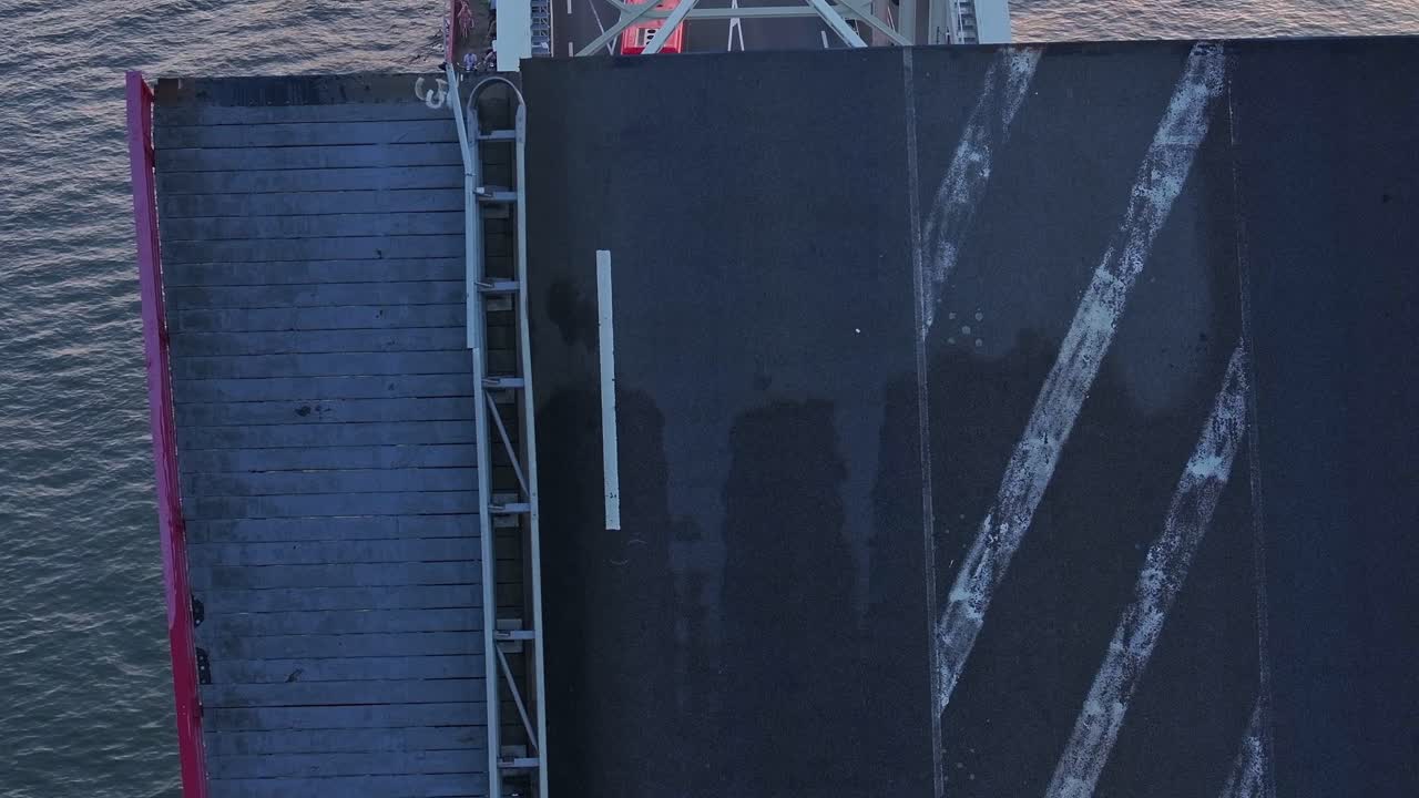 차량 들 은 노드 강 에 있는 헨드릭-이도-암바흐트 다리 를 건너기 위해 기다린다