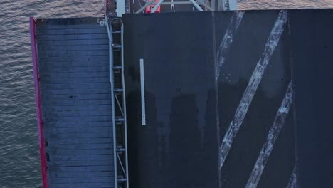los vehículos esperan para cruzar el puente hendrik-ido-ambacht en el río north.