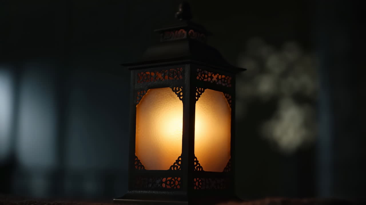 Luce calda e tremolante da una lanterna decorativa nel buio