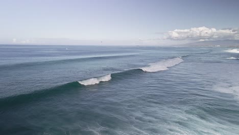 Luftaufnahme-Eines-Bodyboarders,-Der-Eine-Welle-Vor-Der-Magischen-Insel-Hawaii-Erwischt