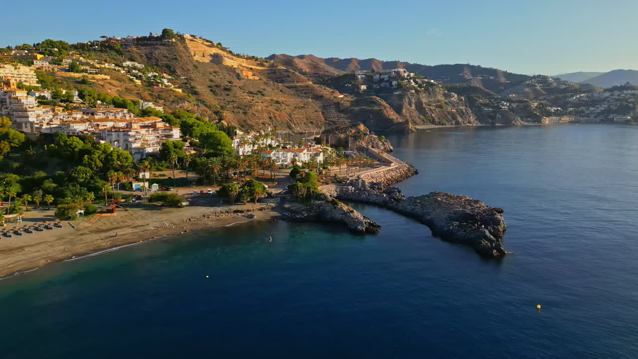 hermosa vista de drones de la bahía y las rocas de la playa de marina del este en granada, españa