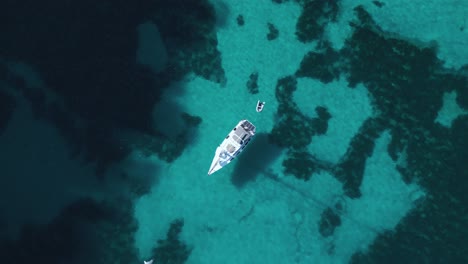 barco de yate navegando en la prístina bahía de playa de agua clara turquesa en la isla de palma de mallorca