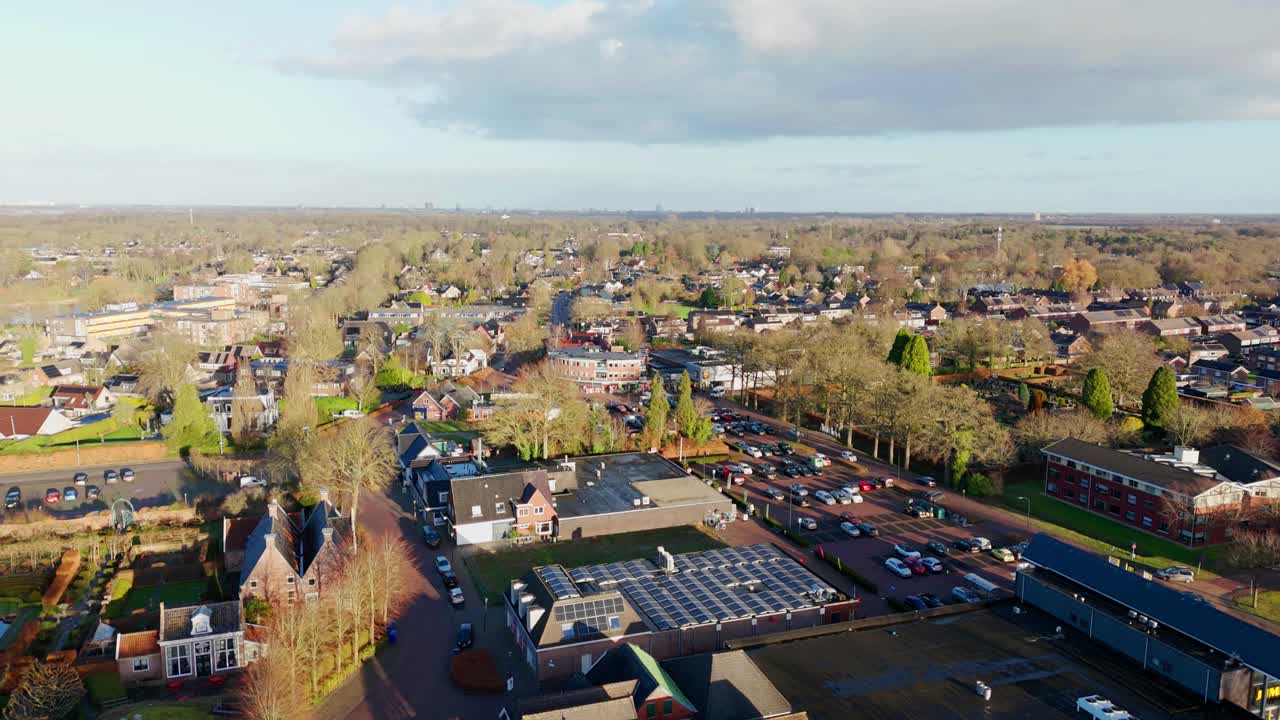 Visão em movimento para frente do lado de fora de um shopping em Eelde, Holanda, durante a estação de inverno de 2025. Ambiente interno neutro com movimento contínuo para frente e atmosfera cotidiana.