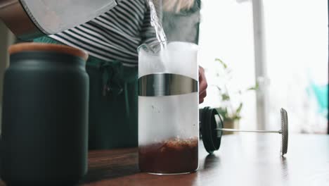 chica está haciendo café en casa