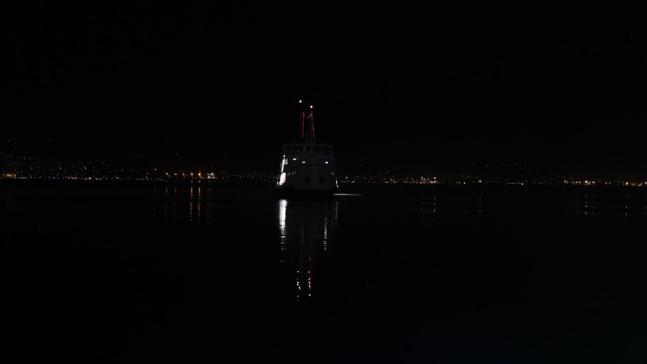 Nave di notte in mare