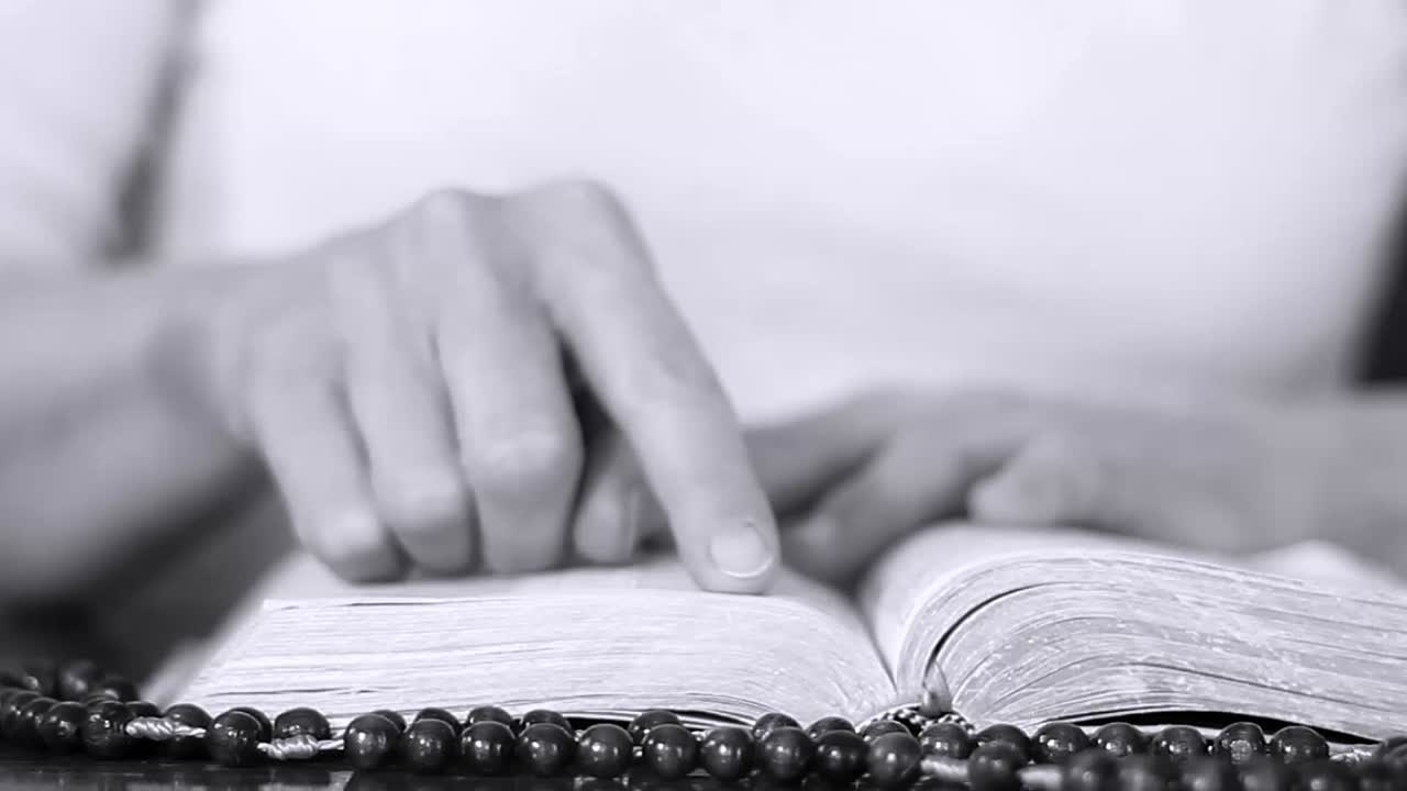 聖書を持って神に祈る人々のストック動画・ストック映像