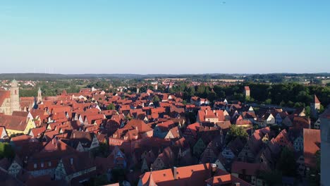 Hermosa-Vista-De-Una-Ciudad-Histórica-Vieja-En-Baviera-Disparada-Con-Un-Dron