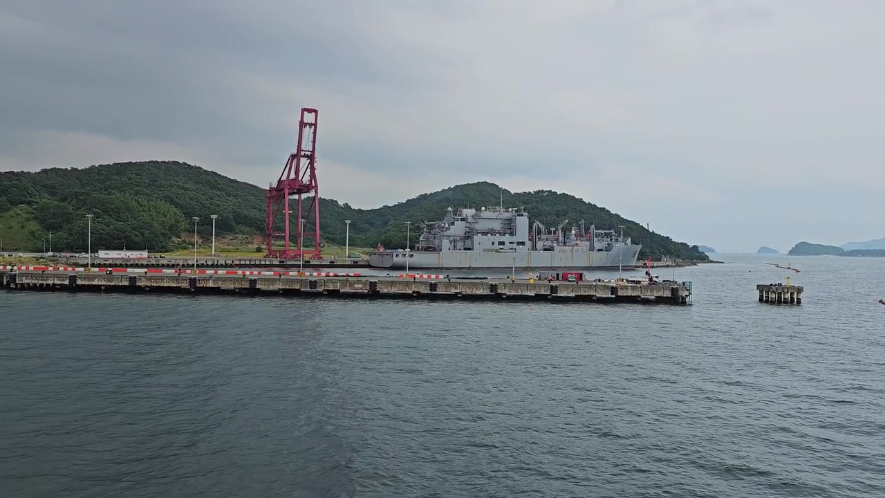 韓国の釜山港に停泊する軍艦。ワイド、パララックスショット。