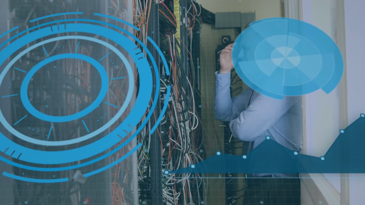 animación de la interfaz digital sobre el trabajador de la sala de servidores caucásico