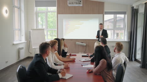 experto en marketing y tecnología seo está hablando para la reunión y conferencia de personas de negocios