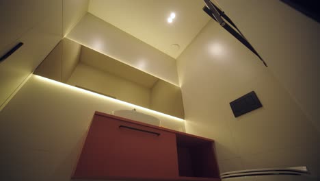 stijlvol en elegant minimalistisch interieur met schone lijnen, neutrale kleuren en warme omgevingsverlichting, waardoor een gezellige en moderne sfeer ontstaat.
