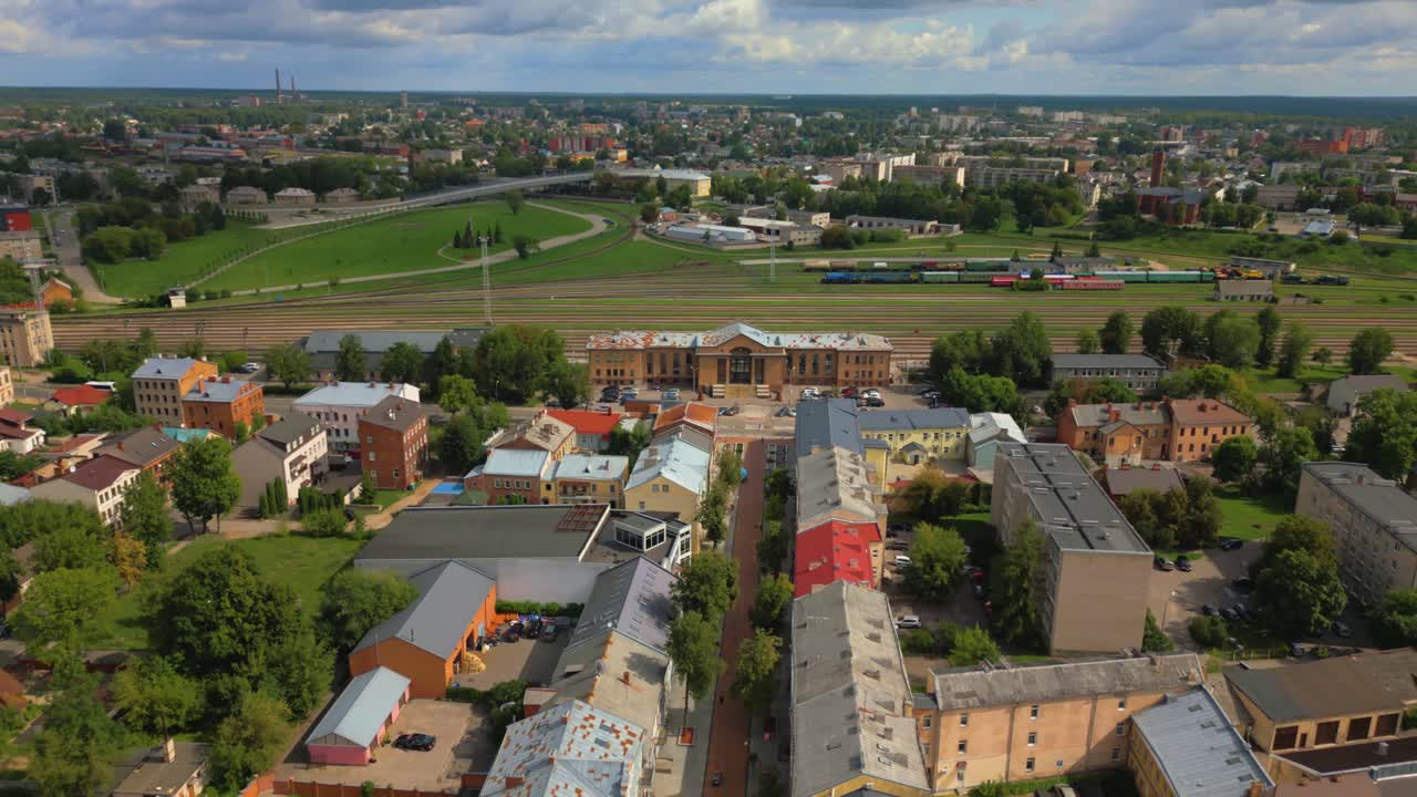 vista aérea panorámica del edificio de la estación de tren de daugavpils pass, calle, barrio, vivienda y paisaje urbano, letonia