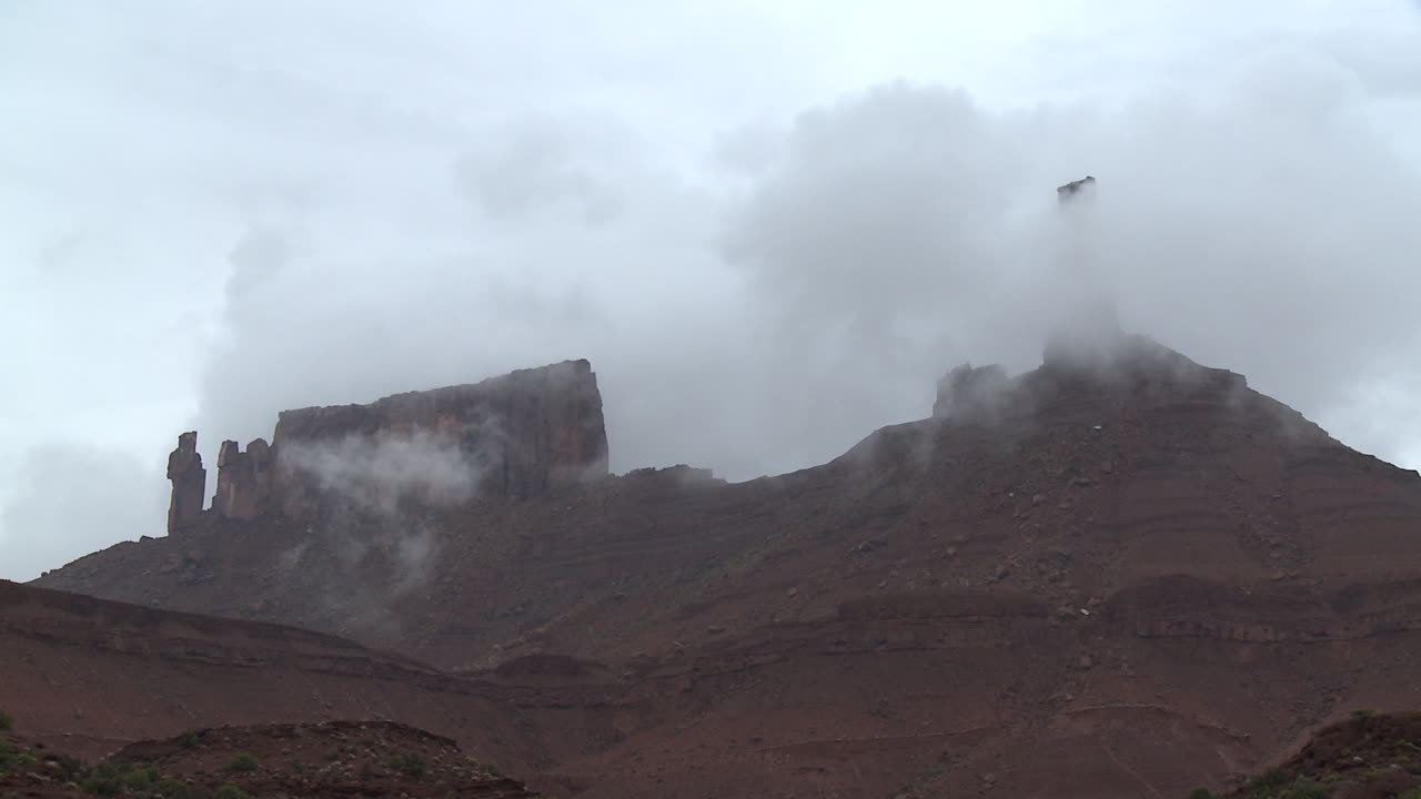 castleton tower, es una torre de piedra arenisca wingate de 400 pies que se encuentra en un cono moenkopi-chinle de 1,000 pies sobre el borde noreste de castle valley, utah