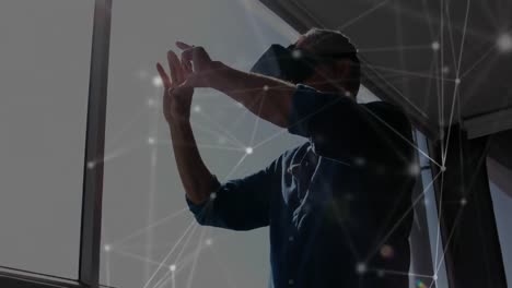 hombre usando un auricular de realidad virtual mientras desliza su dedo en el aire