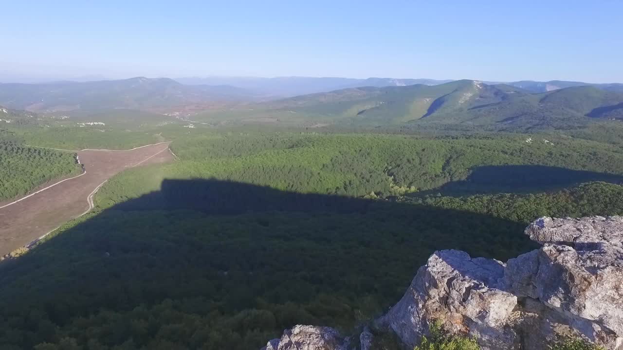 горный пейзаж с видом на скалы и долины