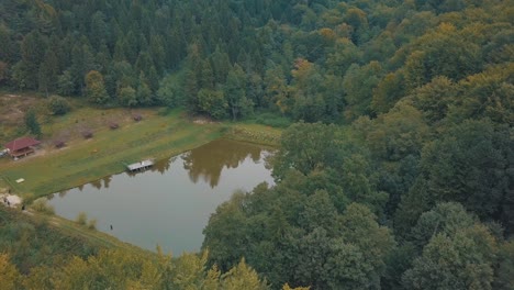 Der-See-Inmitten-Eines-Waldes.-Blick-Von-Oben.-Herbst.-Luftaufnahme