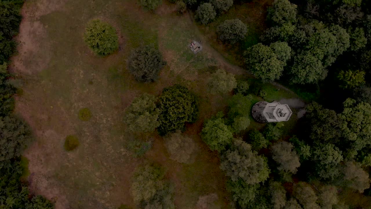 vista aérea giratoria de arriba hacia abajo del mirador de la construcción de acero en la cima de la montaña de peregrinación de wilzenberg en la región de sauerland en alemania