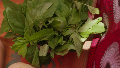 espinacas frescas en el suelo. cocina al aire libre en áfrica