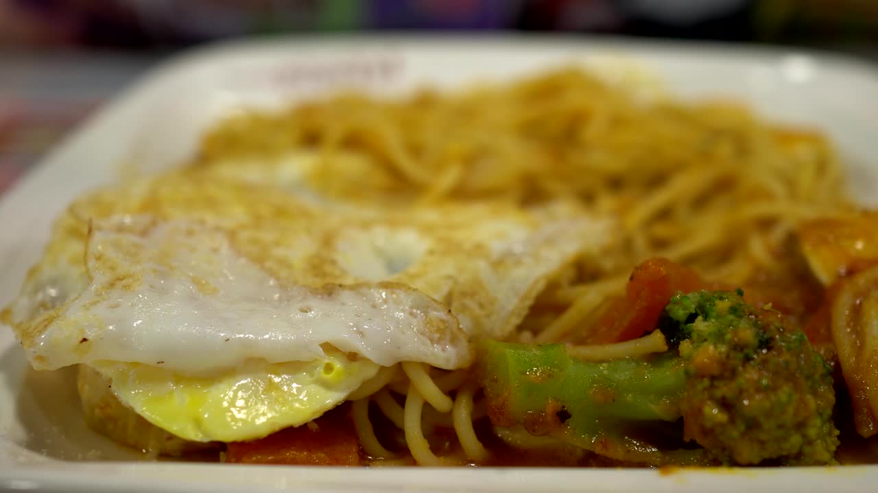 레스토랑에서 스파게티를 습니다.