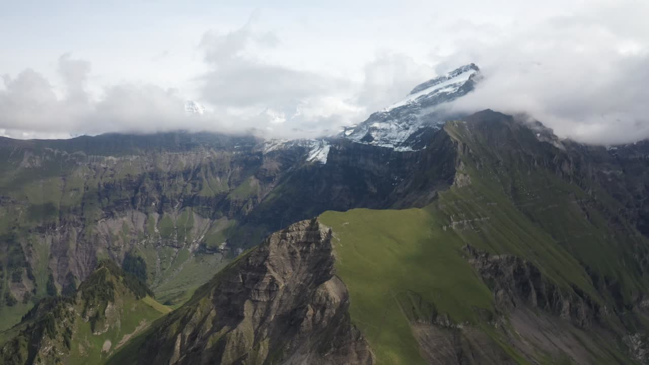 un drone panorámico filmado sobre la montaña morgenberghorn en suiza y la escarpada cresta que se extiende lejos en la distancia para unirse con las cimas de las montañas cubiertas de nieve