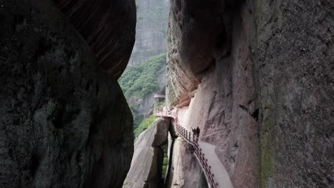 antena: caminata escénica en la cueva de la ladera de la montaña bajiao shan, china