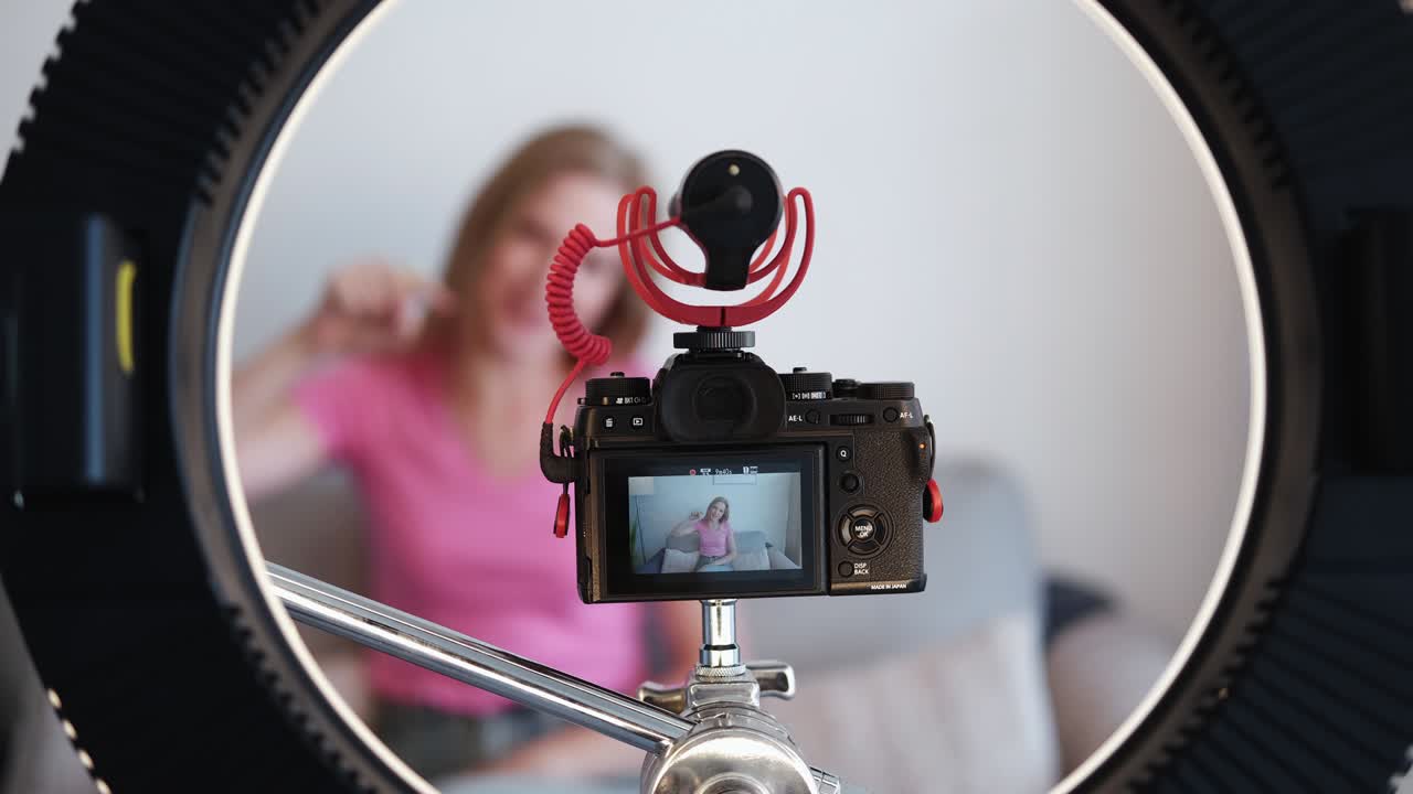 blogger mujer influyente en la tendencia registro de video