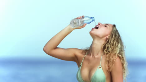 Mujer-Rubia-Bebiendo-Agua-En-Cámara-Lenta-