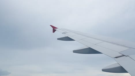 cielo del avión con ala volar sobre la nube en verano durante el día