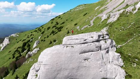 Caminante-Sobre-La-Roca-Del-Mirador-De-Gola-Pljesivica-Con-Vistas-A-La-Región-De-Lika,-Croacia