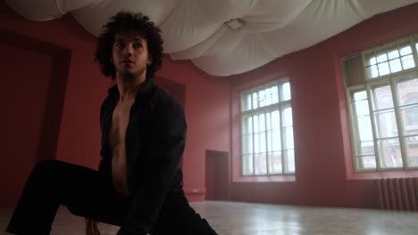 joven bailando en un aula