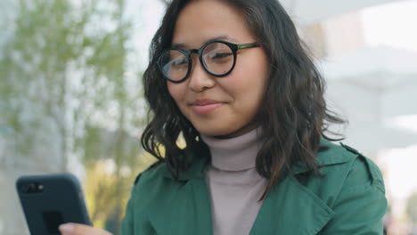 Mujer-De-Negocios-Asiática-Usando-Un-Teléfono-Inteligente-Al-Aire-Libre