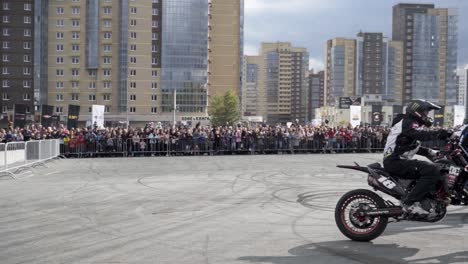 espectáculo de acrobacias de motocross en un entorno urbano