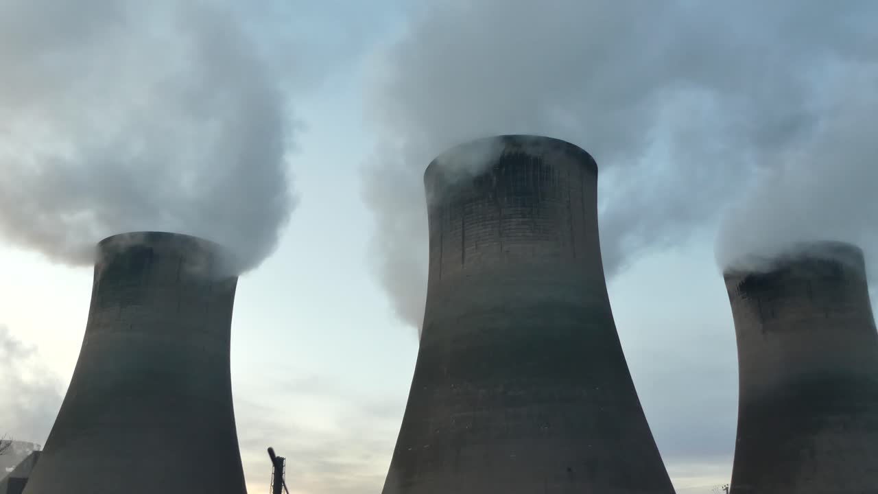 발전소 냉각탑 굴뚝 굴뚝 아래에서 발생하는 화석 연료 연기 대기 오염